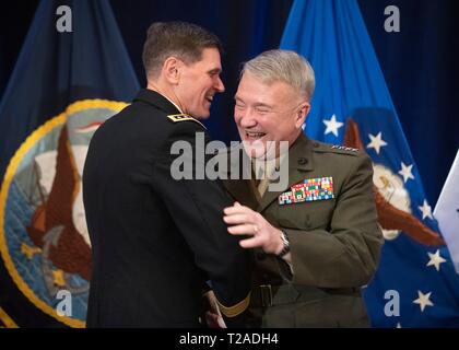 Le commandant sortant de l'U.S. Central Command, le général Joseph L. Votel, embrasse son remplacement Marine Corps Le général Frank McKenzie, droite, au cours de sa cérémonie de la retraite à la base aérienne Macdill, 29 mars 2019 à Tampa, en Floride. Votel a pris sa retraite après 39 années de service militaire. Banque D'Images