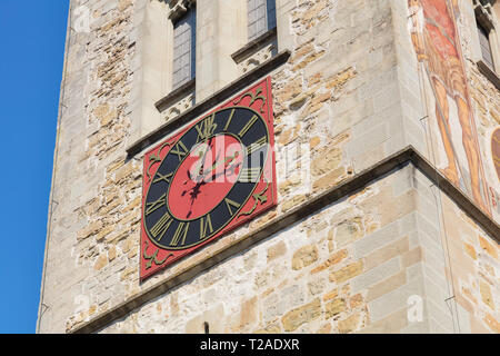 Vue partielle de la tour de l'église Saint-Maurice (allemand : église paroissiale Saint Maurice) dans la ville de Zürich, Suisse. Banque D'Images