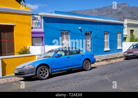 Voiture bleue garée en face de l'hôtel Blue House à Bo Kaap, avec table Mountain en arrière. Cape Town, Afrique du Sud, le 21 mars 2019. Banque D'Images