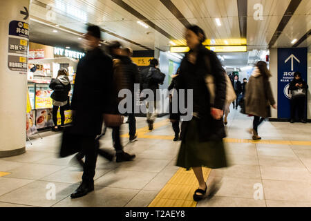 Marche à travers les navetteurs sur la station de métro de Tokyo, blurred motion, Tokyo, Japon Banque D'Images