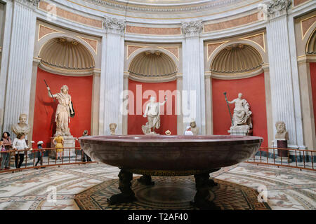 Rome, Italie - 22 juin 2018 : une vue panoramique de l'intérieur et les détails architecturaux de la galerie de Musée du Vatican Banque D'Images