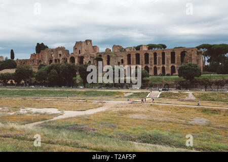 Rome, Italie - le 23 juin 2018 : vue panoramique de temple of Apollo Palatinus sur colline du Palatin de la Rome antique et le Circus Maximus (Circo Massimo) est un un Banque D'Images