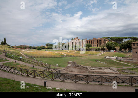 Rome, Italie - le 23 juin 2018 : vue panoramique de temple of Apollo Palatinus sur colline du Palatin de la Rome antique et le Circus Maximus (Circo Massimo) est un un Banque D'Images