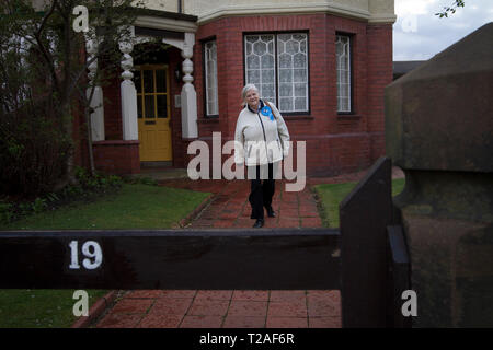 Ancien ministre du gouvernement conservateur et député de Anne Widdecombe, campagne en Hoylake pendant la campagne électorale de 2015. La ville était située dans la circonscription Ouest Wirral, tenue par le ministre d'État à l'emploi, Esther McVey pour le parti conservateur. Le siège était un élément marginal et a été une lutte entre McVey et son challenger du parti travailliste Margaret Greenwood. Banque D'Images