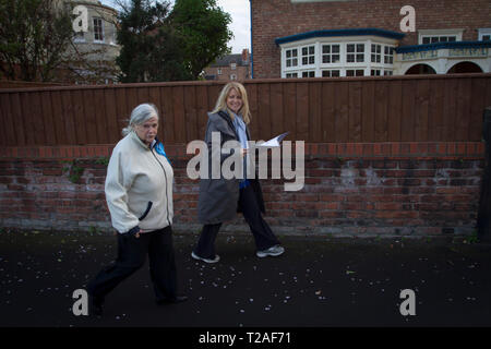 Ancien ministre du gouvernement conservateur et député de Anne Widdecombe, campagne en Hoylake pendant la campagne électorale de 2015 avec les MP Esther McVey. La ville était située dans la circonscription Ouest Wirral, tenue par le ministre d'État à l'emploi McVey pour le parti conservateur. Le siège était un élément marginal et a été une lutte entre McVey et son challenger du parti travailliste Margaret Greenwood. Banque D'Images