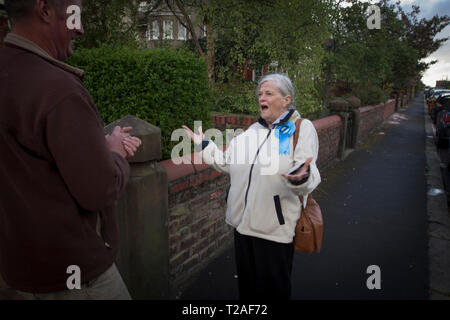 Ancien ministre du gouvernement conservateur et député de Anne Widdecombe, campagne en Hoylake pendant la campagne électorale de 2015. La ville était située dans la circonscription Ouest Wirral, tenue par le ministre d'État à l'emploi, Esther McVey pour le parti conservateur. Le siège était un élément marginal et a été une lutte entre McVey et son challenger du parti travailliste Margaret Greenwood. Banque D'Images