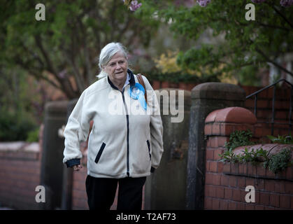 Ancien ministre du gouvernement conservateur et député de Anne Widdecombe, campagne en Hoylake pendant la campagne électorale de 2015. La ville était située dans la circonscription Ouest Wirral, tenue par le ministre d'État à l'emploi, Esther McVey pour le parti conservateur. Le siège était un élément marginal et a été une lutte entre McVey et son challenger du parti travailliste Margaret Greenwood. Banque D'Images