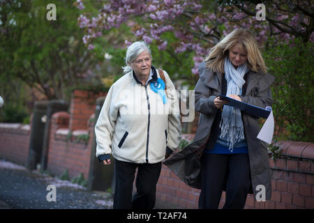 Ancien ministre du gouvernement conservateur et député de Anne Widdecombe, campagne en Hoylake pendant la campagne électorale de 2015 avec les MP Esther McVey. La ville était située dans la circonscription Ouest Wirral, tenue par le ministre d'État à l'emploi McVey pour le parti conservateur. Le siège était un élément marginal et a été une lutte entre McVey et son challenger du parti travailliste Margaret Greenwood. Banque D'Images