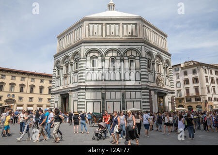 Florence, Italie - 24 juin 2018 : vue panoramique de l'extérieur du baptistère de Florence (Battistero di San Giovanni) sur sur la Piazza del Duomo. Les gens wal Banque D'Images