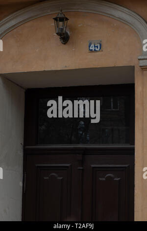 Entrée de la chambre numéro 45. La porte est noir et il montre le reflet de la rue derrière. Au-dessus de la porte est suspendu une lanterne Banque D'Images