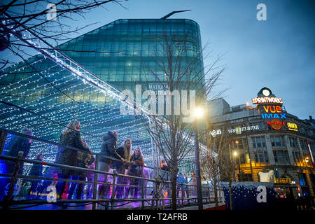 En début de soirée et nuit à la Manchester City Centre Allemand européen Marchés de Noël 2018 Village de glace dans les jardins de la cathédrale -encadrée par monument Urbis Banque D'Images