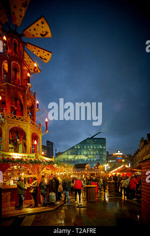 En début de soirée et nuit à la Manchester City Centre Allemand européen Marchés de Noël 2018 Village de glace dans les jardins de la cathédrale -Allemand Erzgebirge Pyramid Banque D'Images