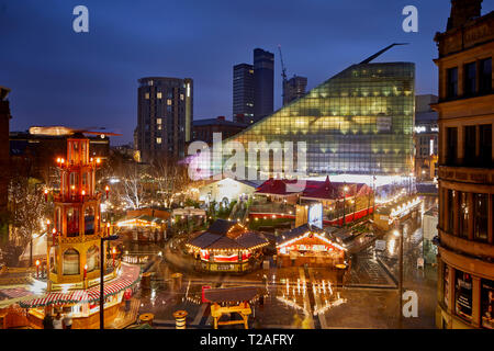 En début de soirée et nuit à la Manchester City Centre Allemand européen Marchés de Noël 2018 Village de glace dans les jardins de la cathédrale - Allemand Erzgebirge Pyramid Banque D'Images