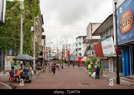 Rue commerçante avec boutiques et des habitants. Avenida Central, le centre-ville de Panama City. Le Panama, en Amérique centrale. Oct 2018 Banque D'Images