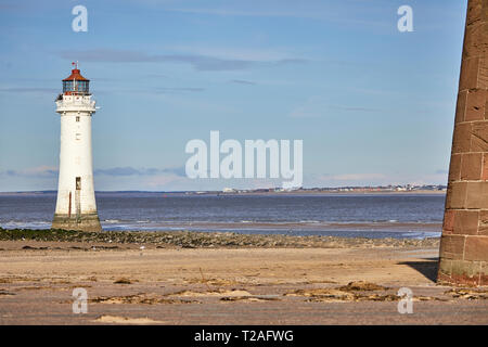 Nouvelle station balnéaire phare de Brighton Wallasey, Wirral, Merseyside, Angleterre sur la plage. Banque D'Images