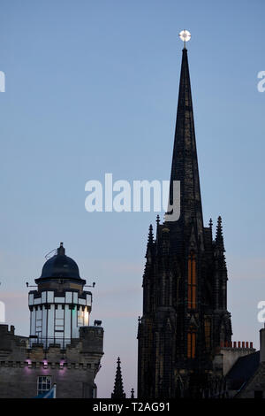 Capitale de l'Ecosse Edimbourg monument le moyeu sur le Royal Mile à Castlehill et gauche Camera Obscura & World of Illusions Banque D'Images