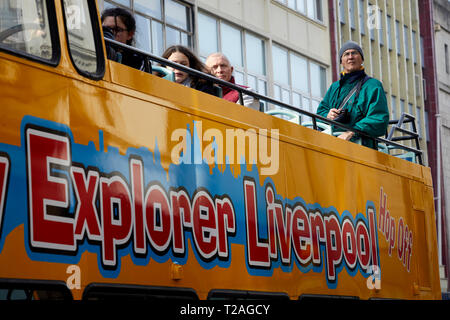 Explorer Liverpool open top bus hop on hop off bus à impériale touristiques Banque D'Images