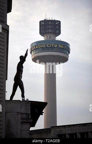 Radio City Tower tour d'observation conçu par James Roberts Associates encadrée par l'état renaissant de Liverpool par Jacob Epstein sur le bâtiment de Lewis Banque D'Images