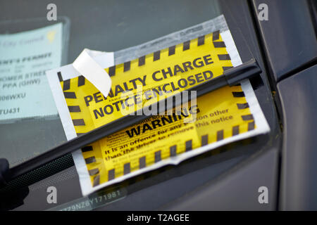 Autocollant de fenêtre jaune Avis de pénalité amende stationnement conseil attaché à pare-brise de voiture par Liverpool, Conseil Banque D'Images