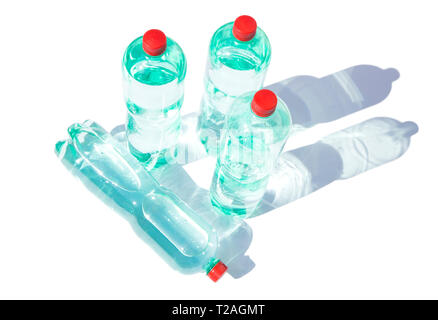 Les bouteilles d'eau minérale sur fond bleu Banque D'Images