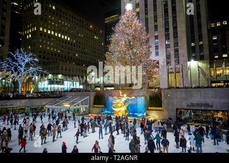 Décorations de Noël du Rockefeller Center et à l'extérieur de l'arbre , patinoire 5ème Avenue, Manhattan, New York la nuit Banque D'Images