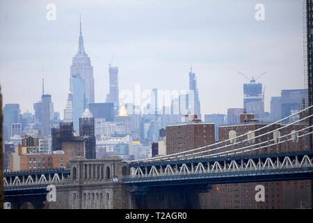 Close up detail pont reliant Manhattan Brooklyn (New York) encadré par monument empire state building et l'horizon Banque D'Images