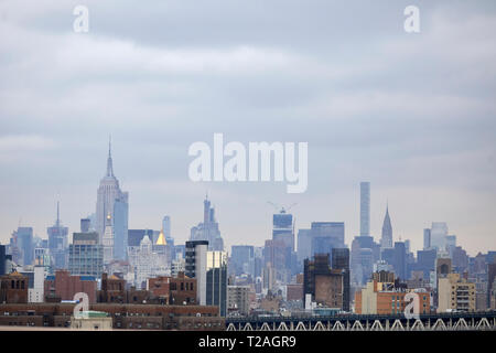 Close up detail pont reliant Manhattan Brooklyn (New York) encadré par monument empire state building et l'horizon Banque D'Images