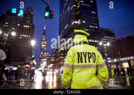 New York Manhattan office de la circulation routière de NYPD sous la pluie sur la 8e Avenue USA Banque D'Images