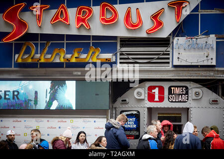 Manhattan New York d'attente à l'extérieur à l'extérieur de l'Ellen's Stardust Diner à thème des années 50 à Times Square USA Banque D'Images