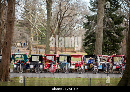 New York Manhattan rickshaw trois-roues taxis voitures ligne dans Central Park USA Banque D'Images