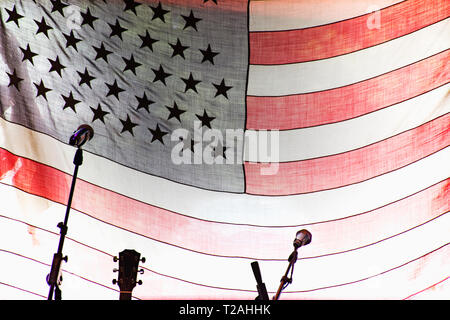 Les microphones et la guitare en drapeau Américain Banque D'Images