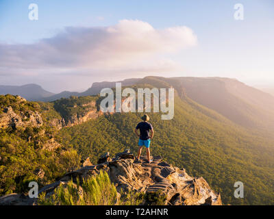 Homme debout sur le sommet de montagnes bleues en Nouvelle Galles du Sud, Australie Banque D'Images