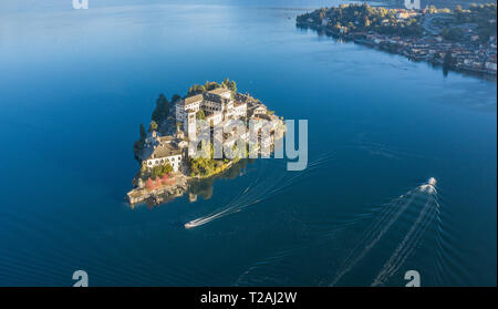 Vue aérienne de l'Isola San Giulio sur le Lac Majeur, Italie Banque D'Images