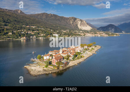 Vue aérienne de l'Isola dei Pescatori sur le Lac Majeur, Italie Banque D'Images