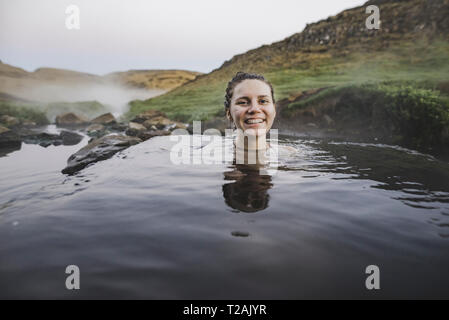 Woman bathing in hotpool en Islande Banque D'Images