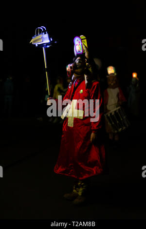 Eisengasse, Bâle, Suisse - Mars 11th, 2019. Participant avec masque de carnaval et drapeau suisse vache costume Banque D'Images