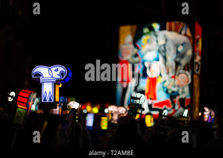 Schifflaende, Bâle, Suisse - Mars 11th, 2019. Lumineux colorés unique lanterne principale pendant le carnaval morgestraich parade. Banque D'Images