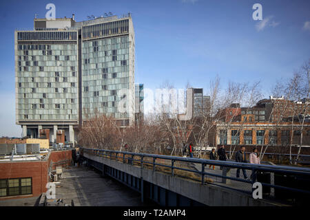 La ligne haute du parc linéaire élevé, greenway ancien rail trail créé sur un ancien New York Central Railroad à Manhattan et le standard, High Line Banque D'Images