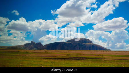 De paysage de montagnes de l'Andringitra et cardinaux hat montagne à Ihosy, Madagascar Banque D'Images