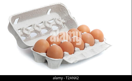 Les oeufs bruns à egg carton package sur fond blanc Banque D'Images