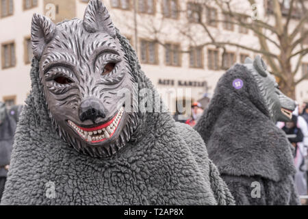 STUTTGART, ALLEMAGNE - 5 mars : masque loup en marchant sous la pluie légère. Tourné au défilé en centre-ville le 5 mars 2019 Stu Banque D'Images
