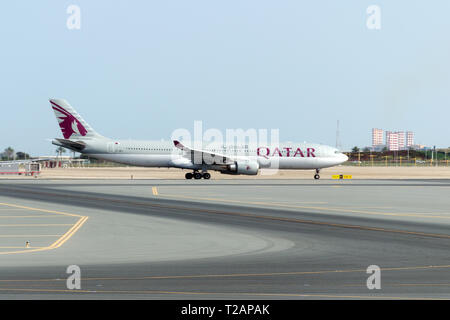 Doha, Qatar, 2018-05-01 : par avion Qatar Airlines le roulage vers la piste. À l'aéroport d'avions concept. Avion du passager arrive sur la voie de circulation. Vue de côté. Banque D'Images