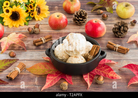 L'automne l'automne, la vie toujours avec le caramel maison glace aux pommes avec charlottes, les feuilles d'automne, les pommes et les tournesols. Banque D'Images
