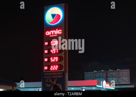 Warszawa, Pologne Gdansk - Mars 31, 2019 : l'Énergie de l'Amic station service de nuit. Marque appartenant à l'entreprise d'investissement autrichien AMIC La gestion de l'énergie. Banque D'Images