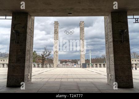 Allemagne : l'entrée principale du Stade Olympique de Berlin comme vu de l'intérieur du Stadion. Photo de 17. Mars 2019. Dans le monde d'utilisation | Banque D'Images