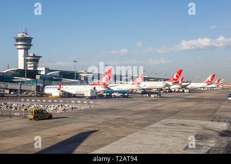 Istanbul, Turquie - 15 mai 2014 : les avions de Turkish Airlines à l'aéroport Ataturk d'Istanbul (IST) en Turquie. Dans le monde d'utilisation | Banque D'Images