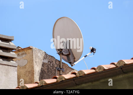 Antenne Satellite antenne montée sur le mur d'une maison privée sur fond de ciel bleu . Banque D'Images