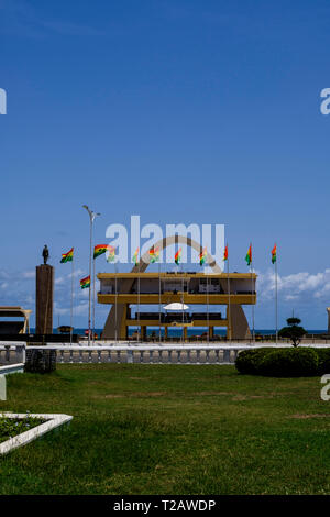 GHANA - Accra, le 11 avril 2018 : à la statue vers l'indépendance, Arch et les drapeaux du Ghana à Accra, la place de l'indépendance de l'emplacement de l'indépendance jour par Banque D'Images