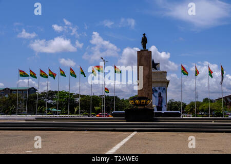 GHANA - Accra, le 11 avril 2018 : Statue de soldat et de drapeaux du Ghana à Accra, la place de l'indépendance de lieu de jour de l'indépendance nationale et des parades cele Banque D'Images