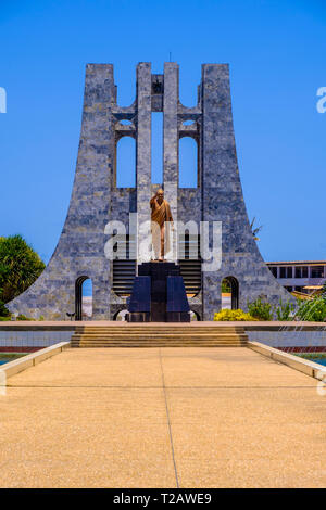 GHANA - Accra, le 11 avril 2018 : Mémorial Kwame Nkrumah Park à la mausolée en marbre orné d'or et à la statue du président du Ghana contre bleu clair s Banque D'Images